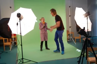 Culturele 50 - Radio TV maken - meisje met microfoon voor de camera